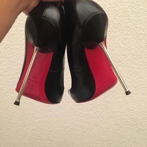 Soft leather classic black pumps!